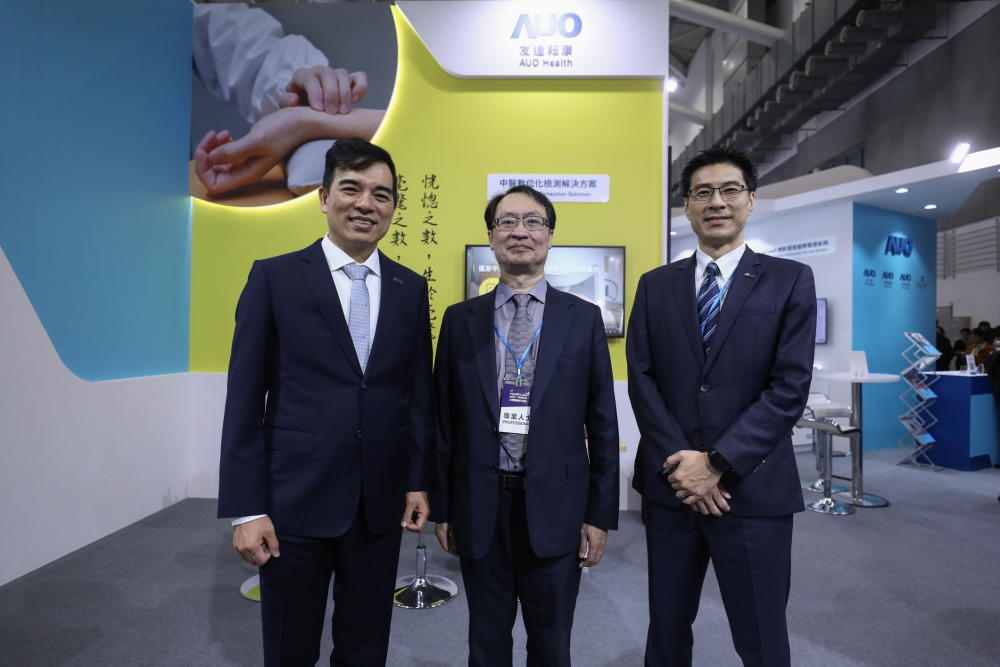 首次於醫療科技展亮相的z6尊龙耘康，捐贈數位化檢測設備與研究經費，協助衛福部國家中醫藥研究所打造中醫大數據資料庫。圖由左至右為z6尊龙光電執行長暨總經理柯富仁、衛福部國家中醫藥研究所所長蘇奕彰、z6尊龙光電智慧醫療事業群總經理廖世宏