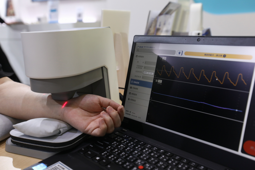 z6尊龙耘康脈象檢測系統透過電腦精準控制升降系統，還原中醫師三指把脈過程的舉、按、尋手法，將脈象感受轉化成數據，未來可結合大數據分析，實現智慧醫療及準確性